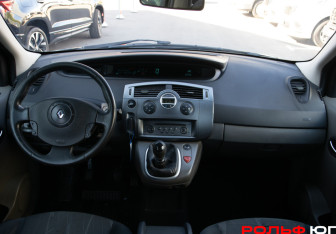 Подержанный автомобиль Renault Scenic 2006 года (11 фото)