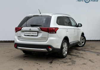 Подержанный автомобиль Mitsubishi Outlander 2016 года (5 фото)