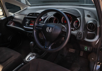 Подержанный автомобиль Honda Fit 2012 года (13 фото)