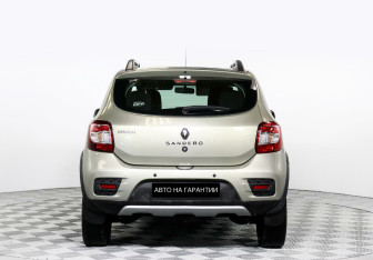 Подержанный автомобиль Renault Sandero 2016 года (6 фото)