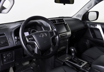 Подержанный автомобиль Toyota Land Cruiser Prado 2019 года (12 фото)