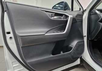 Подержанный автомобиль Toyota RAV4 2020 года (19 фото)