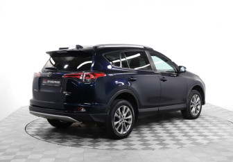 Подержанный автомобиль Toyota RAV4 2018 года (5 фото)