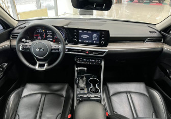 Подержанный автомобиль Kia K5 2020 года (11 фото)