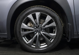 Подержанный автомобиль Lexus UX 2019 года (18 фото)