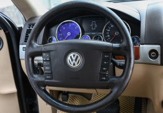 Подержанный автомобиль Volkswagen Touareg 2008 года (15 фото)