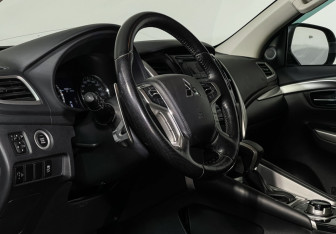Подержанный автомобиль Mitsubishi Pajero Sport 2019 года (13 фото)