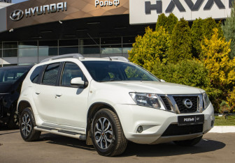 Подержанный автомобиль Nissan Terrano 2015 года (2 фото)