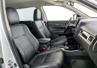 Подержанный автомобиль Mitsubishi Outlander 2018 года (23 фото)