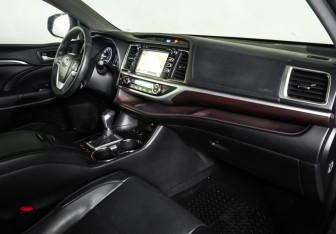 Подержанный автомобиль Toyota Highlander 2014 года (11 фото)