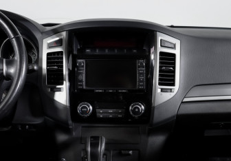 Подержанный автомобиль Mitsubishi Pajero 2015 года (13 фото)