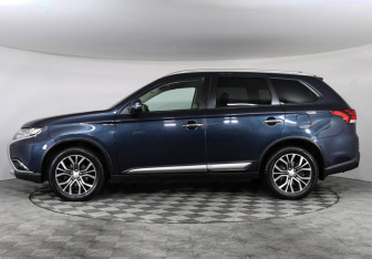 Подержанный автомобиль Mitsubishi Outlander 2017 года (8 фото)
