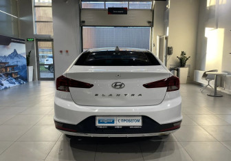 Подержанный автомобиль Hyundai Elantra Sedan 2019 года (5 фото)