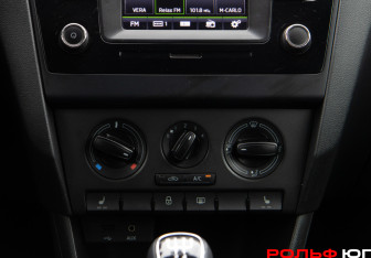 Подержанный автомобиль Skoda Rapid Liftback 2016 года (15 фото)