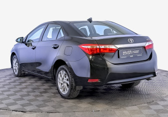 Подержанный автомобиль Toyota Corolla Sedan 2017 года (7 фото)