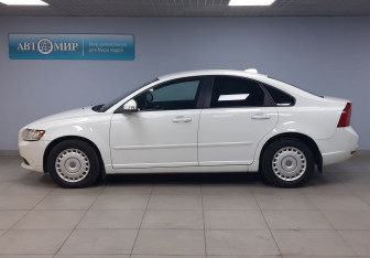 Подержанный автомобиль Volvo S40 2012 года (8 фото)