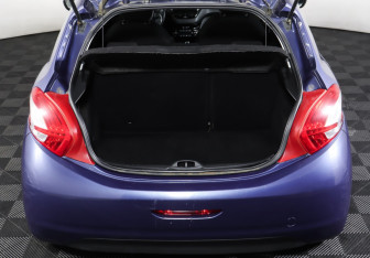 Подержанный автомобиль Peugeot 208 2013 года (10 фото)
