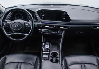 Подержанный автомобиль Hyundai Sonata 2021 года (13 фото)
