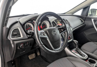 Подержанный автомобиль Opel Astra Sedan 2014 года (16 фото)