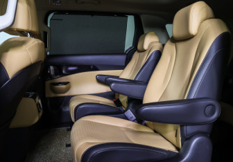 Подержанный автомобиль Kia Carnival 2021 года (12 фото)