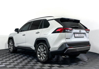 Подержанный автомобиль Toyota RAV4 2021 года (7 фото)