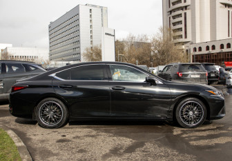 Подержанный автомобиль Lexus ES 2019 года (3 фото)