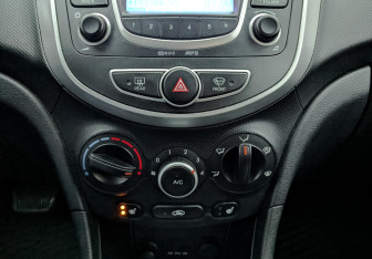 Подержанный автомобиль Hyundai Solaris Hatchback 2013 года (21 фото)