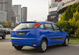 Подержанный автомобиль Ford Focus Hatchback 2003 года (5 фото)