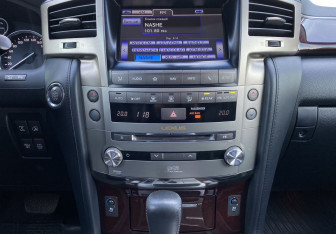 Подержанный автомобиль Lexus LX 2014 года (19 фото)