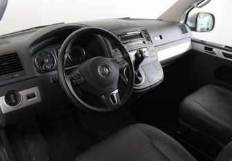 Подержанный автомобиль Volkswagen Multivan 2015 года (10 фото)
