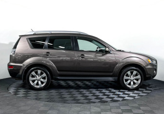 Подержанный автомобиль Mitsubishi Outlander 2009 года (4 фото)