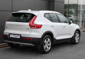 Подержанный автомобиль Volvo XC40 2019 года (5 фото)