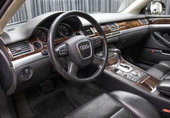 Подержанный автомобиль Audi A8 2008 года (16 фото)