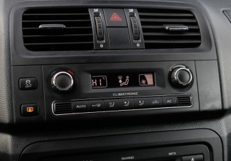 Подержанный автомобиль Skoda Fabia Hatchback 2011 года (20 фото)