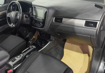 Подержанный автомобиль Mitsubishi Outlander 2018 года (11 фото)