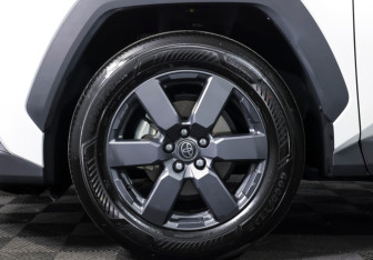 Подержанный автомобиль Toyota RAV4 2025 года (24 фото)