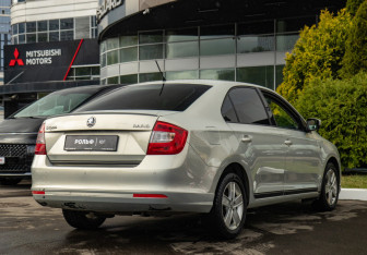 Подержанный автомобиль Skoda Rapid Liftback 2014 года (4 фото)