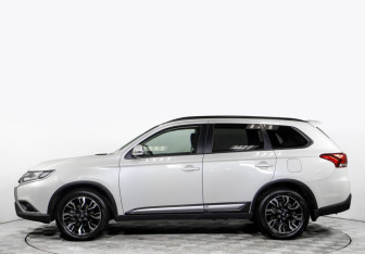 Подержанный автомобиль Mitsubishi Outlander 2022 года (6 фото)