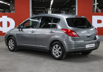 Подержанный автомобиль Nissan Tiida Hatchback 2008 года (7 фото)