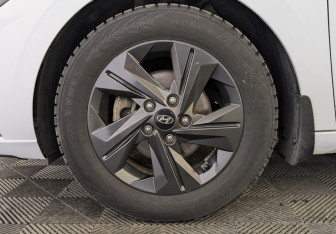 Подержанный автомобиль Hyundai Elantra Sedan 2021 года (12 фото)