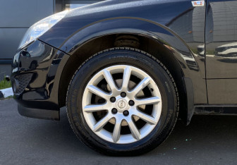 Подержанный автомобиль Opel Astra Sedan 2013 года (9 фото)
