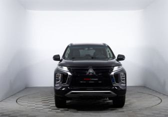 Подержанный автомобиль Mitsubishi Montero Sport 2023 года (2 фото)