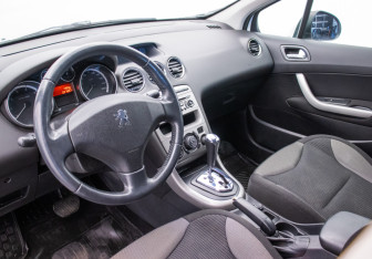 Подержанный автомобиль Peugeot 308 Hatchback 2009 года (9 фото)