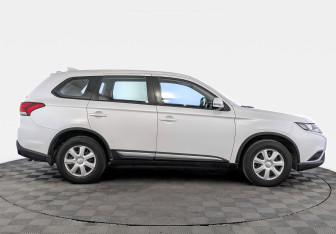 Подержанный автомобиль Mitsubishi Outlander 2019 года (4 фото)