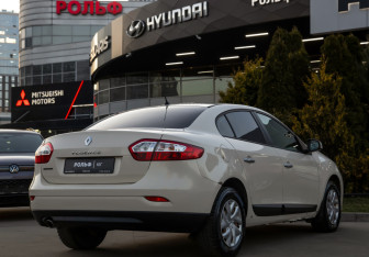 Подержанный автомобиль Renault Fluence 2013 года (4 фото)