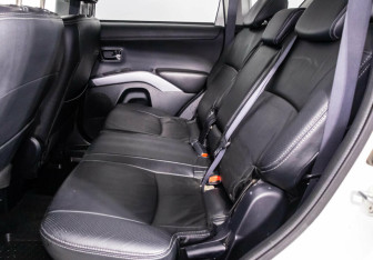 Подержанный автомобиль Mitsubishi Outlander 2012 года (11 фото)