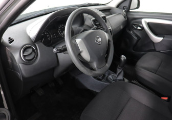 Подержанный автомобиль Nissan Terrano 2015 года (9 фото)