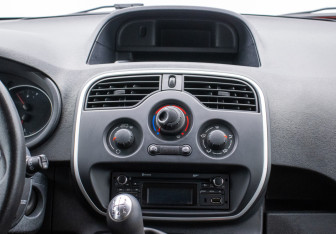 Подержанный автомобиль Renault Kangoo 2015 года (13 фото)