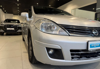 Подержанный автомобиль Nissan Tiida Hatchback 2010 года (8 фото)