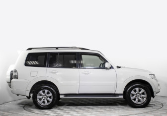 Подержанный автомобиль Mitsubishi Pajero 2011 года (4 фото)